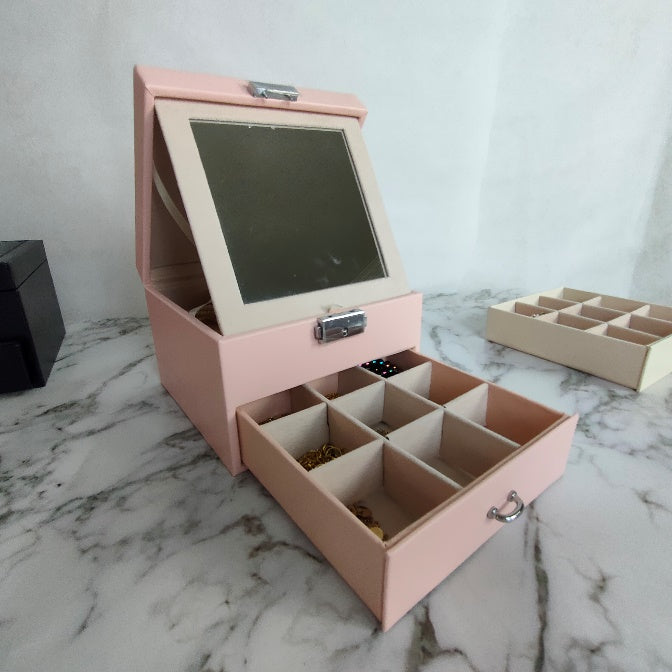 Jewelery box (LG 656-2-03)