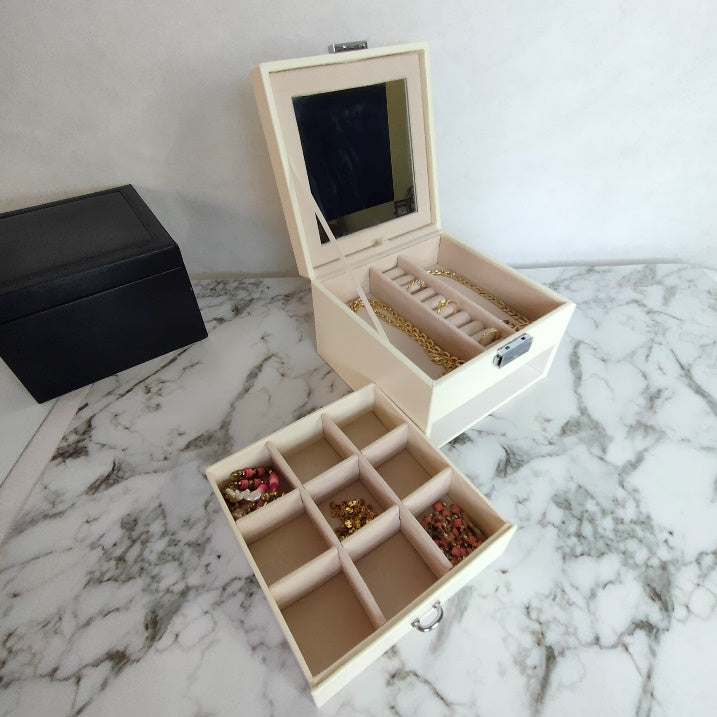 Jewelery box (LG 656-2-02)
